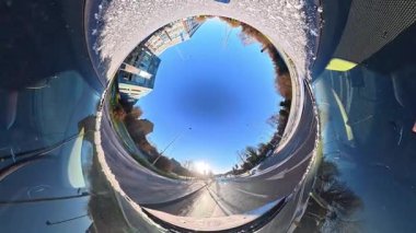 Açık ve güneşli bir günde İngiltere 'nin İngiliz Sokakları ve Yollarında Araba Sürüşü. Otomobil Çatısı 360 Derece Ultra Geniş ve Eşsiz Açı Kamera Görüntüsü 3 Ocak 2026 'da çekildi.