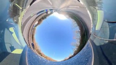 Açık ve güneşli bir günde İngiltere 'nin İngiliz Sokakları ve Yollarında Araba Sürüşü. Otomobil Çatısı 360 Derece Ultra Geniş ve Eşsiz Açı Kamera Görüntüsü 3 Ocak 2026 'da çekildi.