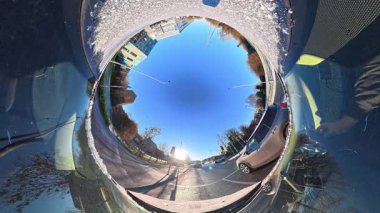 Açık ve güneşli bir günde İngiltere 'nin İngiliz Sokakları ve Yollarında Araba Sürüşü. Otomobil Çatısı 360 Derece Ultra Geniş ve Eşsiz Açı Kamera Görüntüsü 3 Ocak 2026 'da çekildi.