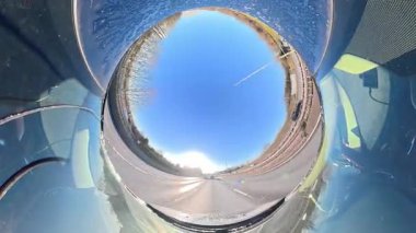 Açık ve güneşli bir günde İngiltere 'nin İngiliz Sokakları ve Yollarında Araba Sürüşü. Otomobil Çatısı 360 Derece Ultra Geniş ve Eşsiz Açı Kamera Görüntüsü 3 Ocak 2026 'da çekildi.