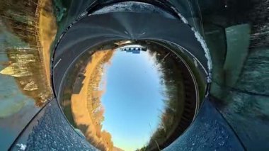 Açık ve güneşli bir günde İngiltere 'nin İngiliz Sokakları ve Yollarında Araba Sürüşü. Otomobil Çatısı 360 Derece Ultra Geniş ve Eşsiz Açı Kamera Görüntüsü 3 Ocak 2026 'da çekildi.