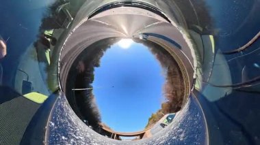 Açık ve güneşli bir günde İngiltere 'nin İngiliz Sokakları ve Yollarında Araba Sürüşü. Otomobil Çatısı 360 Derece Ultra Geniş ve Eşsiz Açı Kamera Görüntüsü 3 Ocak 2026 'da çekildi.