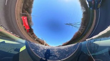 Açık ve güneşli bir günde İngiltere 'nin İngiliz Sokakları ve Yollarında Araba Sürüşü. Otomobil Çatısı 360 Derece Ultra Geniş ve Eşsiz Açı Kamera Görüntüsü 3 Ocak 2026 'da çekildi.