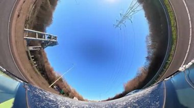 Açık ve güneşli bir günde İngiltere 'nin İngiliz Sokakları ve Yollarında Araba Sürüşü. Otomobil Çatısı 360 Derece Ultra Geniş ve Eşsiz Açı Kamera Görüntüsü 3 Ocak 2026 'da çekildi.