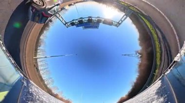 Açık ve güneşli bir günde İngiltere 'nin İngiliz Sokakları ve Yollarında Araba Sürüşü. Otomobil Çatısı 360 Derece Ultra Geniş ve Eşsiz Açı Kamera Görüntüsü 3 Ocak 2026 'da çekildi.