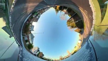 Açık ve güneşli bir günde İngiltere 'nin İngiliz Sokakları ve Yollarında Araba Sürüşü. Otomobil Çatısı 360 Derece Ultra Geniş ve Eşsiz Açı Kamera Görüntüsü 3 Ocak 2026 'da çekildi.