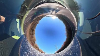 Açık ve güneşli bir günde İngiltere 'nin İngiliz Sokakları ve Yollarında Araba Sürüşü. Otomobil Çatısı 360 Derece Ultra Geniş ve Eşsiz Açı Kamera Görüntüsü 3 Ocak 2026 'da çekildi.