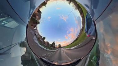 Açık ve güneşli bir günde İngiltere 'nin İngiliz Sokakları ve Yollarında Araba Sürüşü. Otomobil Çatısı 360 Derece Ultra Geniş ve Eşsiz Açı Kamera Görüntüsü 3 Ocak 2026 'da çekildi.