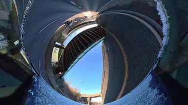 Açık ve güneşli bir günde İngiltere 'nin İngiliz Sokakları ve Yollarında Araba Sürüşü. Otomobil Çatısı 360 Derece Ultra Geniş ve Eşsiz Açı Kamera Görüntüsü 3 Ocak 2026 'da çekildi.