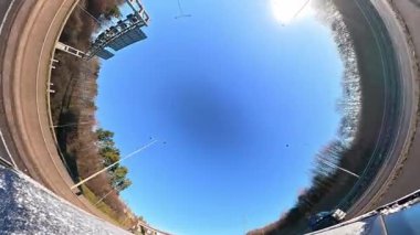 Açık ve güneşli bir günde İngiltere 'nin İngiliz Sokakları ve Yollarında Araba Sürüşü. Otomobil Çatısı 360 Derece Ultra Geniş ve Eşsiz Açı Kamera Görüntüsü 3 Ocak 2026 'da çekildi.