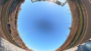 Açık ve güneşli bir günde İngiltere 'nin İngiliz Sokakları ve Yollarında Araba Sürüşü. Otomobil Çatısı 360 Derece Ultra Geniş ve Eşsiz Açı Kamera Görüntüsü 3 Ocak 2026 'da çekildi.