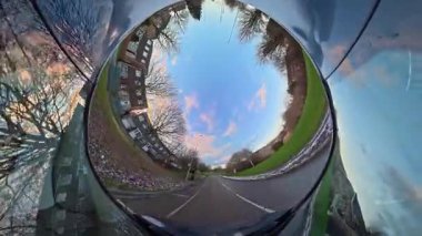 Açık ve güneşli bir günde İngiltere 'nin İngiliz Sokakları ve Yollarında Araba Sürüşü. Otomobil Çatısı 360 Derece Ultra Geniş ve Eşsiz Açı Kamera Görüntüsü 3 Ocak 2026 'da çekildi.