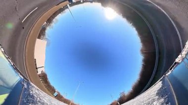 Açık ve güneşli bir günde İngiltere 'nin İngiliz Sokakları ve Yollarında Araba Sürüşü. Otomobil Çatısı 360 Derece Ultra Geniş ve Eşsiz Açı Kamera Görüntüsü 3 Ocak 2026 'da çekildi.