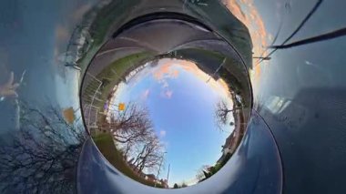 Açık ve güneşli bir günde İngiltere 'nin İngiliz Sokakları ve Yollarında Araba Sürüşü. Otomobil Çatısı 360 Derece Ultra Geniş ve Eşsiz Açı Kamera Görüntüsü 3 Ocak 2026 'da çekildi.