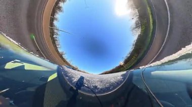 Açık ve güneşli bir günde İngiltere 'nin İngiliz Sokakları ve Yollarında Araba Sürüşü. Otomobil Çatısı 360 Derece Ultra Geniş ve Eşsiz Açı Kamera Görüntüsü 3 Ocak 2026 'da çekildi.