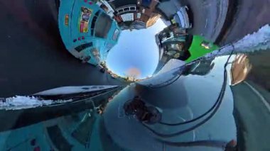 Açık ve güneşli bir günde İngiltere 'nin İngiliz Sokakları ve Yollarında Araba Sürüşü. Otomobil Çatısı 360 Derece Ultra Geniş ve Eşsiz Açı Kamera Görüntüsü 3 Ocak 2026 'da çekildi.