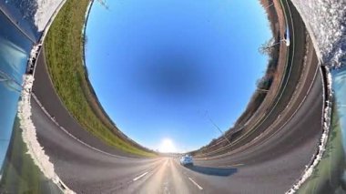 Açık ve güneşli bir günde İngiltere 'nin İngiliz Sokakları ve Yollarında Araba Sürüşü. Otomobil Çatısı 360 Derece Ultra Geniş ve Eşsiz Açı Kamera Görüntüsü 3 Ocak 2026 'da çekildi.