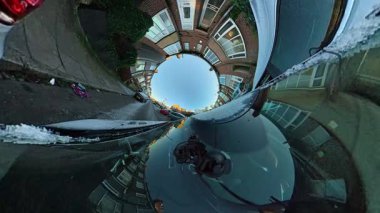 Açık ve güneşli bir günde İngiltere 'nin İngiliz Sokakları ve Yollarında Araba Sürüşü. Otomobil Çatısı 360 Derece Ultra Geniş ve Eşsiz Açı Kamera Görüntüsü 3 Ocak 2026 'da çekildi.