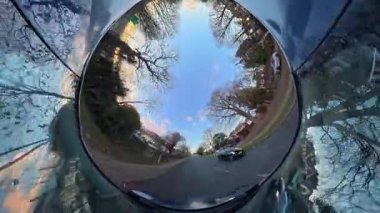 Açık ve güneşli bir günde İngiltere 'nin İngiliz Sokakları ve Yollarında Araba Sürüşü. Otomobil Çatısı 360 Derece Ultra Geniş ve Eşsiz Açı Kamera Görüntüsü 3 Ocak 2026 'da çekildi.