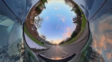 Açık ve güneşli bir günde İngiltere 'nin İngiliz Sokakları ve Yollarında Araba Sürüşü. Otomobil Çatısı 360 Derece Ultra Geniş ve Eşsiz Açı Kamera Görüntüsü 3 Ocak 2026 'da çekildi.