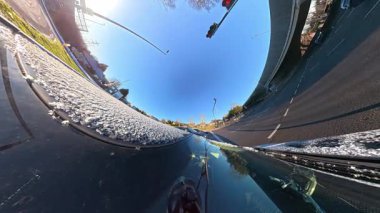 Açık ve güneşli bir günde İngiltere 'nin İngiliz Sokakları ve Yollarında Araba Sürüşü. Otomobil Çatısı 360 Derece Ultra Geniş ve Eşsiz Açı Kamera Görüntüsü 3 Ocak 2026 'da çekildi.