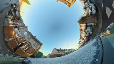 Luton City Streets Tour on Car during Cold Sunny Afternoon, Evening and during Sunset on 5 Ocak 2026. Düşük ve Ultra Geniş Açı Panoramik Araba İngiliz Şehir Trafikli İngiliz İnşaat ve Yollarının 360 Kamera Görüntüsüne Bağlandı