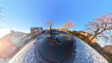 Luton City Streets Tour on Car during Cold Sunny Afternoon, Evening and during Sunset on 5 Ocak 2026. Düşük ve Ultra Geniş Açı Panoramik Araba İngiliz Şehir Trafikli İngiliz İnşaat ve Yollarının 360 Kamera Görüntüsüne Bağlandı