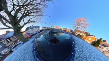 Luton City Streets Tour on Car during Cold Sunny Afternoon, Evening and during Sunset on 5 Ocak 2026. Düşük ve Ultra Geniş Açı Panoramik Araba İngiliz Şehir Trafikli İngiliz İnşaat ve Yollarının 360 Kamera Görüntüsüne Bağlandı