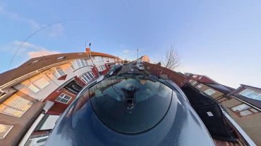 Luton City Streets Tour on Car during Cold Sunny Afternoon, Evening and during Sunset on 5 Ocak 2026. Düşük ve Ultra Geniş Açı Panoramik Araba İngiliz Şehir Trafikli İngiliz İnşaat ve Yollarının 360 Kamera Görüntüsüne Bağlandı