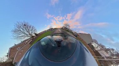 Luton City Streets Tour on Car during Cold Sunny Afternoon, Evening and during Sunset on 5 Ocak 2026. Düşük ve Ultra Geniş Açı Panoramik Araba İngiliz Şehir Trafikli İngiliz İnşaat ve Yollarının 360 Kamera Görüntüsüne Bağlandı