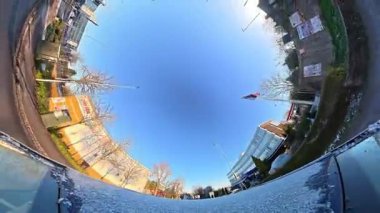 Luton City Streets Tour on Car during Cold Sunny Afternoon, Evening and during Sunset on 5 Ocak 2026. Düşük ve Ultra Geniş Açı Panoramik Araba İngiliz Şehir Trafikli İngiliz İnşaat ve Yollarının 360 Kamera Görüntüsüne Bağlandı