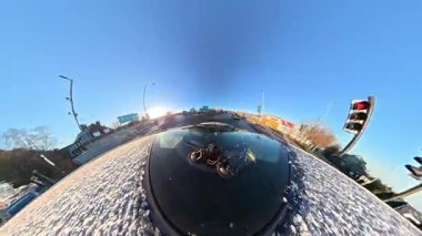 Luton City Streets Tour on Car during Cold Sunny Afternoon, Evening and during Sunset on 5 Ocak 2026. Düşük ve Ultra Geniş Açı Panoramik Araba İngiliz Şehir Trafikli İngiliz İnşaat ve Yollarının 360 Kamera Görüntüsüne Bağlandı