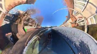 Luton City Streets Tour on Car during Cold Sunny Afternoon, Evening and during Sunset on 5 Ocak 2026. Düşük ve Ultra Geniş Açı Panoramik Araba İngiliz Şehir Trafikli İngiliz İnşaat ve Yollarının 360 Kamera Görüntüsüne Bağlandı