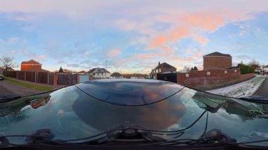 Luton City Streets Tour on Car during Cold Sunny Afternoon, Evening and during Sunset on 5 Ocak 2026. Düşük ve Ultra Geniş Açı Panoramik Araba İngiliz Şehir Trafikli İngiliz İnşaat ve Yollarının 360 Kamera Görüntüsüne Bağlandı