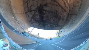 Luton City Streets Tour on Car during Cold Sunny Afternoon, Evening and during Sunset on 5 Ocak 2026. Düşük ve Ultra Geniş Açı Panoramik Araba İngiliz Şehir Trafikli İngiliz İnşaat ve Yollarının 360 Kamera Görüntüsüne Bağlandı