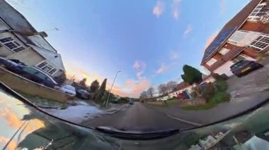 Luton City Streets Tour on Car during Cold Sunny Afternoon, Evening and during Sunset on 5 Ocak 2026. Düşük ve Ultra Geniş Açı Panoramik Araba İngiliz Şehir Trafikli İngiliz İnşaat ve Yollarının 360 Kamera Görüntüsüne Bağlandı