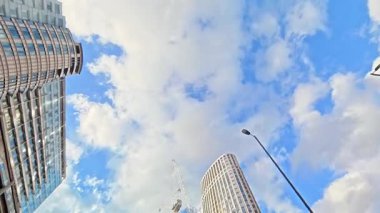 Eşsiz ve Ultra Geniş Panoramik Style Görüntüleri Londra Merkez Şehri 20 Ocak 2026 'da Şehir Aracıyla Sokaklar Arasında Araba Sürerken