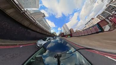 Eşsiz ve Ultra Geniş Panoramik Style Görüntüleri Londra Merkez Şehri 20 Ocak 2026 'da Şehir Aracıyla Sokaklar Arasında Araba Sürerken