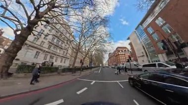 Eşsiz ve Ultra Geniş Panoramik Style Görüntüleri Londra Merkez Şehri 20 Ocak 2026 'da Şehir Aracıyla Sokaklar Arasında Araba Sürerken