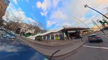 Eşsiz ve Ultra Geniş Panoramik Style Görüntüleri Londra Merkez Şehri 20 Ocak 2026 'da Şehir Aracıyla Sokaklar Arasında Araba Sürerken