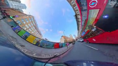 Eşsiz ve Ultra Geniş Panoramik Style Görüntüleri Londra Merkez Şehri 20 Ocak 2026 'da Şehir Aracıyla Sokaklar Arasında Araba Sürerken