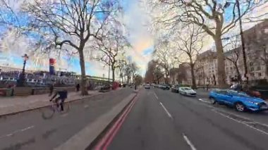 Eşsiz ve Ultra Geniş Panoramik Style Görüntüleri Londra Merkez Şehri 20 Ocak 2026 'da Şehir Aracıyla Sokaklar Arasında Araba Sürerken