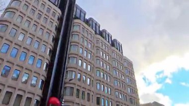 Benzersiz ve Ultra Geniş Panoramik Tarz Zamanaşımı Görüntüsü Londra Merkez Şehri 20 Ocak 2026, güneşli bir günde Şehir Araba Sürüşü sırasında