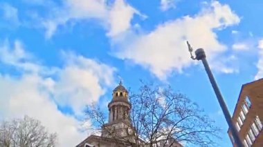 Benzersiz ve Ultra Geniş Panoramik Tarz Zamanaşımı Görüntüsü Londra Merkez Şehri 20 Ocak 2026, güneşli bir günde Şehir Araba Sürüşü sırasında