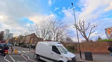 Benzersiz ve Ultra Geniş Panoramik Tarz Zamanaşımı Görüntüsü Londra Merkez Şehri 20 Ocak 2026, güneşli bir günde Şehir Araba Sürüşü sırasında