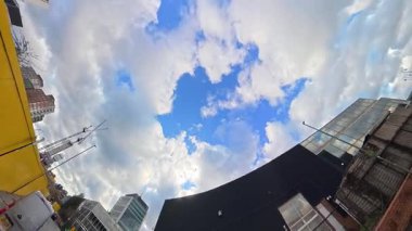 Benzersiz ve Ultra Geniş Panoramik Tarz Zamanaşımı Görüntüsü Londra Merkez Şehri 20 Ocak 2026, güneşli bir günde Şehir Araba Sürüşü sırasında