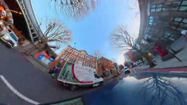 Benzersiz ve Ultra Geniş Panoramik Tarz Zamanaşımı Görüntüsü Londra Merkez Şehri 20 Ocak 2026, güneşli bir günde Şehir Araba Sürüşü sırasında