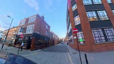 Benzersiz ve Ultra Geniş Panoramik Tarz Zamanaşımı Görüntüsü Londra Merkez Şehri 20 Ocak 2026, güneşli bir günde Şehir Araba Sürüşü sırasında