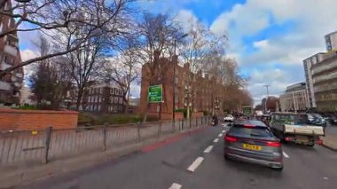 Benzersiz ve Ultra Geniş Panoramik Tarz Zamanaşımı Görüntüsü Londra Merkez Şehri 20 Ocak 2026, güneşli bir günde Şehir Araba Sürüşü sırasında