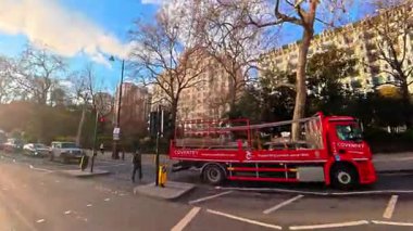 Benzersiz ve Ultra Geniş Panoramik Tarz Zamanaşımı Görüntüsü Londra Merkez Şehri 20 Ocak 2026, güneşli bir günde Şehir Araba Sürüşü sırasında